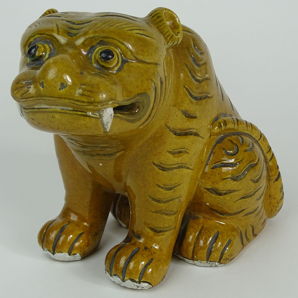 18/19th Century Chinese Porcelain Foo Lion Figure.