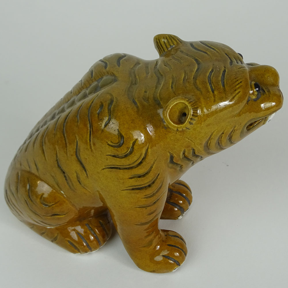 18/19th Century Chinese Porcelain Foo Lion Figure.