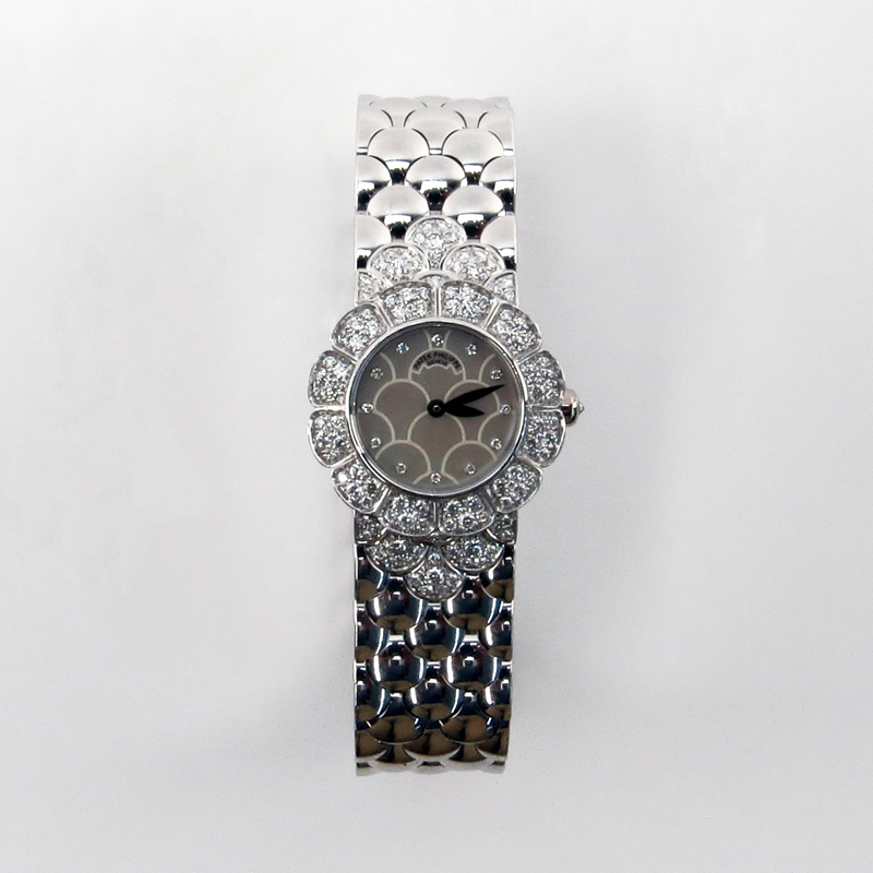 Lady's Circa 1999 Patek Philippe 18 Karat White Gold and Diamond Bracelet Watch 4872/1 with Mother of Pearl Dial and Quartz Movement