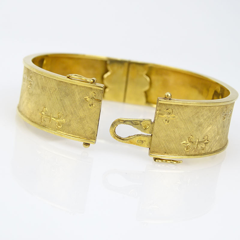 Antique 19 Karat Yellow Gold Etched Hinged Bangle Bracelet