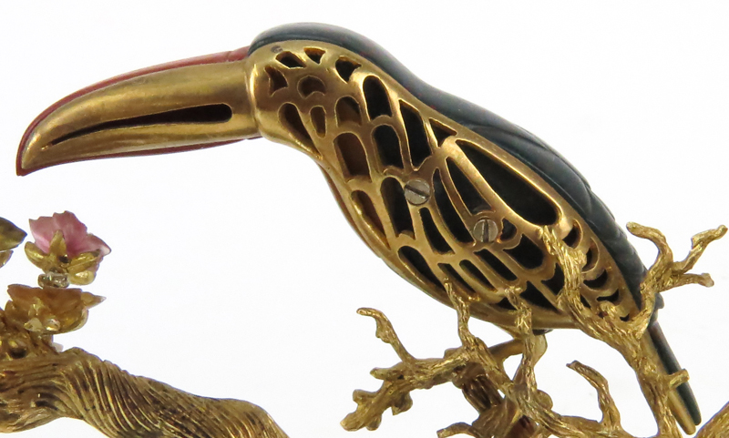 Very Fine Vintage Frattini 18 Karat Yellow Gold, Carved Agate and Bloodstone Figural Toucan.