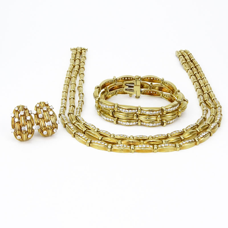 Vintage Tiffany & Co. 21.0 Carat Round Brilliant Cut Diamond and 18 Karat Yellow Gold Necklace, Bracelet and Earring Suite. 