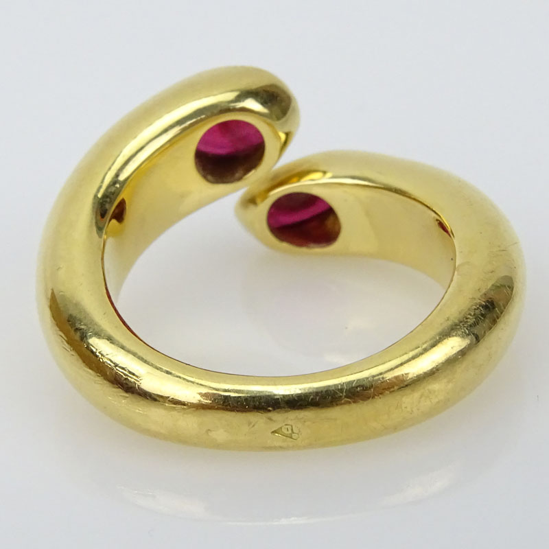 Vintage Cartier Approx. 1.20 Carat Oval Cut Ruby and 18 Karat Yellow Gold Ellipse Deux Tetes Croisees Bypass Ring.