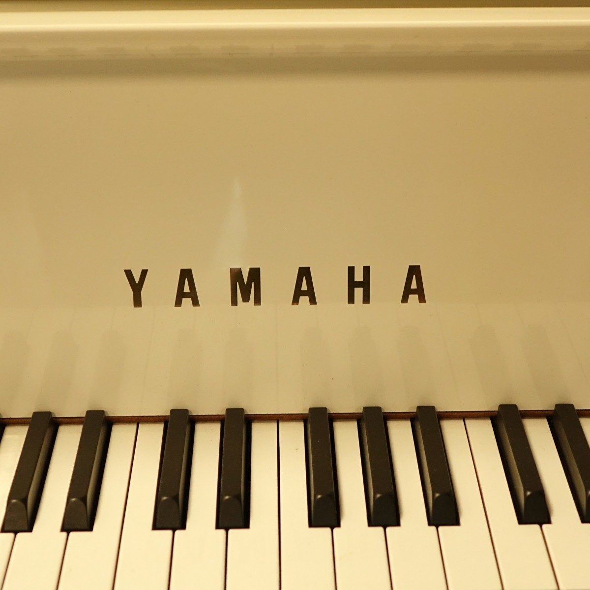 Yamaha White Baby Grand Piano Model GH1
