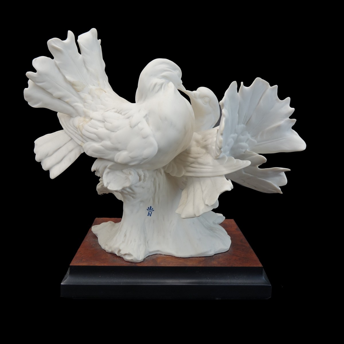 G. Armani Figurine "Kissing Doves"