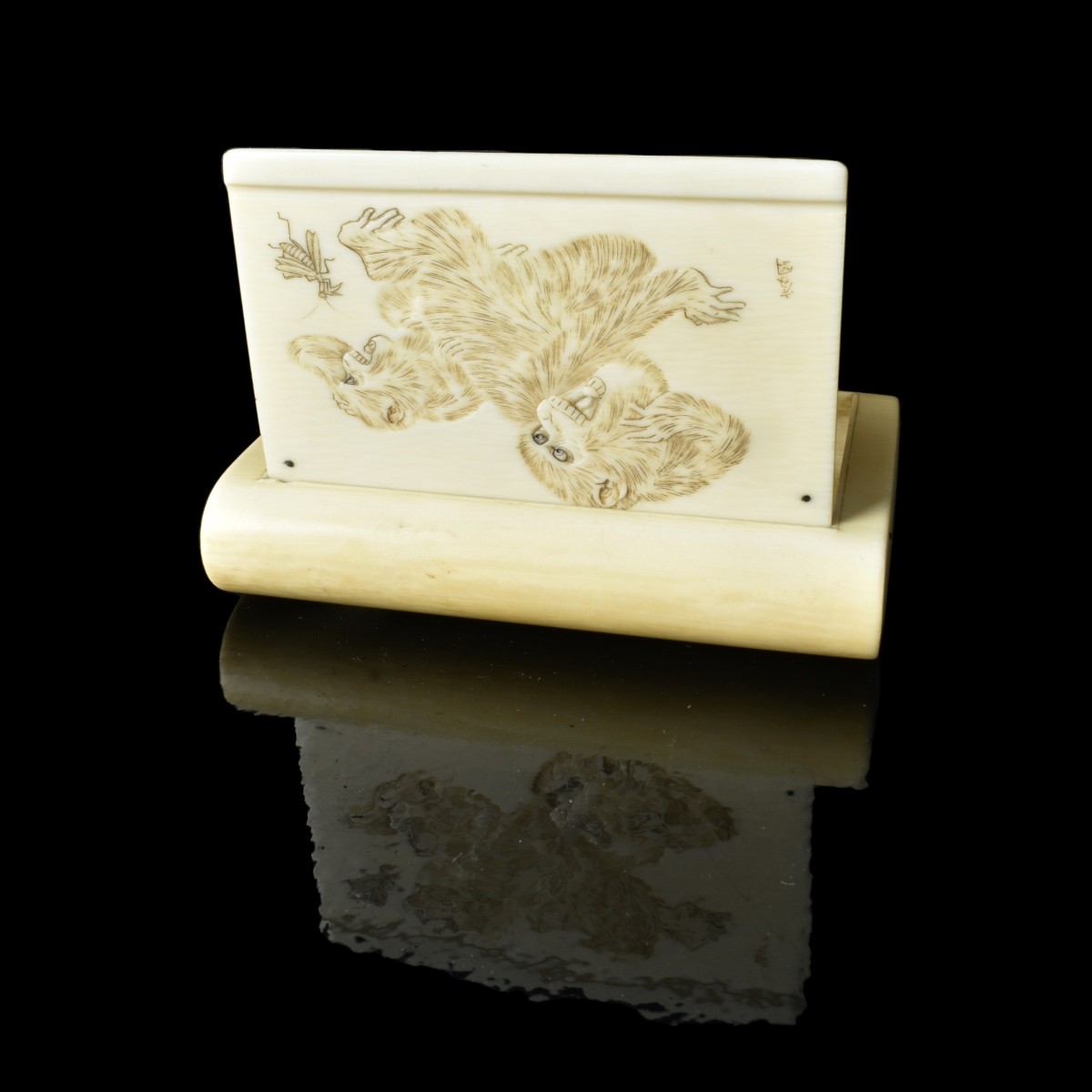 Japanese Etched Figural Box