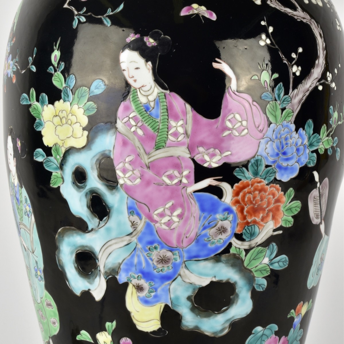 Large Chinese Vase Presented as a Lamp