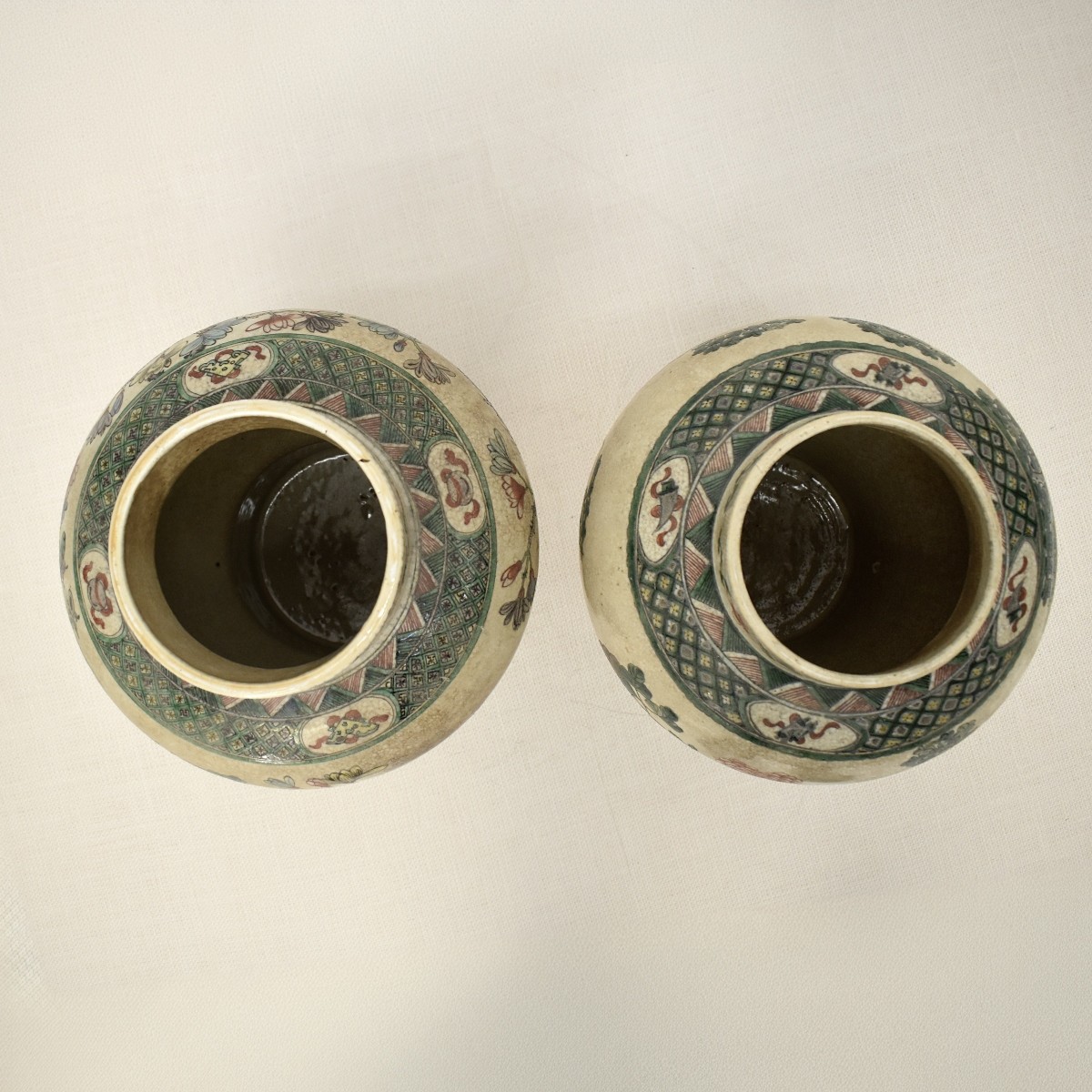 Pair of Chinese Urns