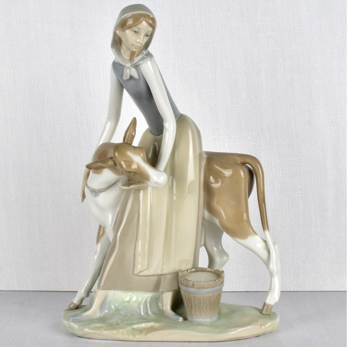 Lladro Porcelain Figurine of a Milkmaid