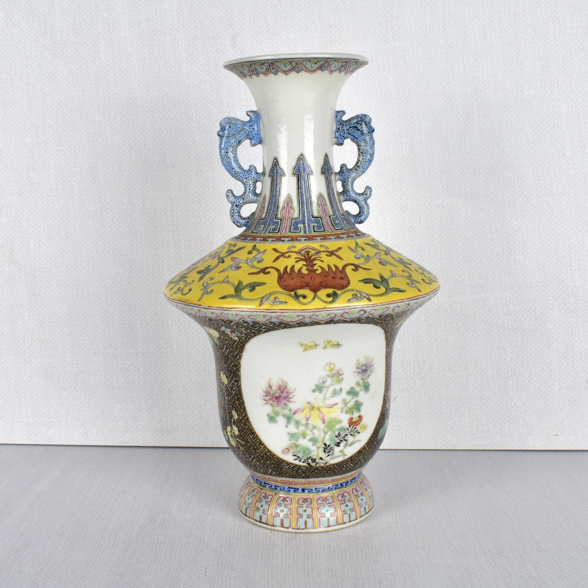 Chinese Republic Falle Jaune Vase