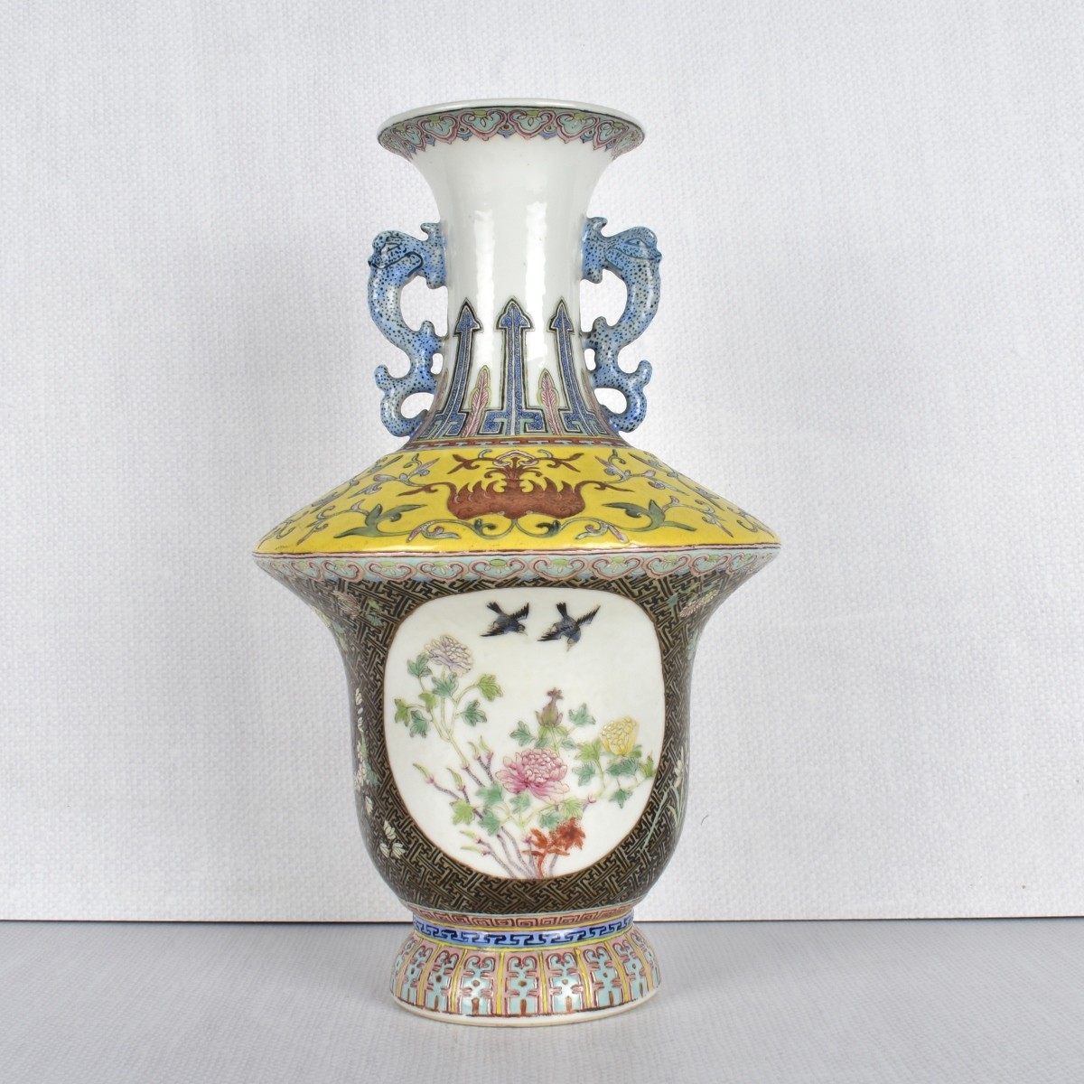 Chinese Republic Falle Jaune Vase