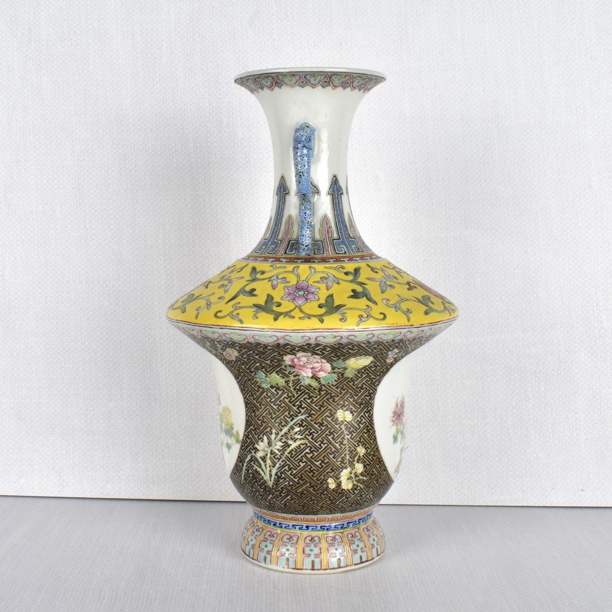 Chinese Republic Falle Jaune Vase