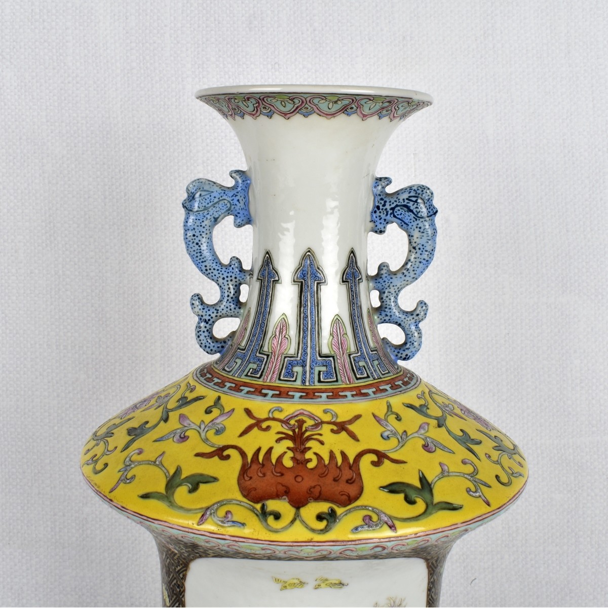 Chinese Republic Falle Jaune Vase