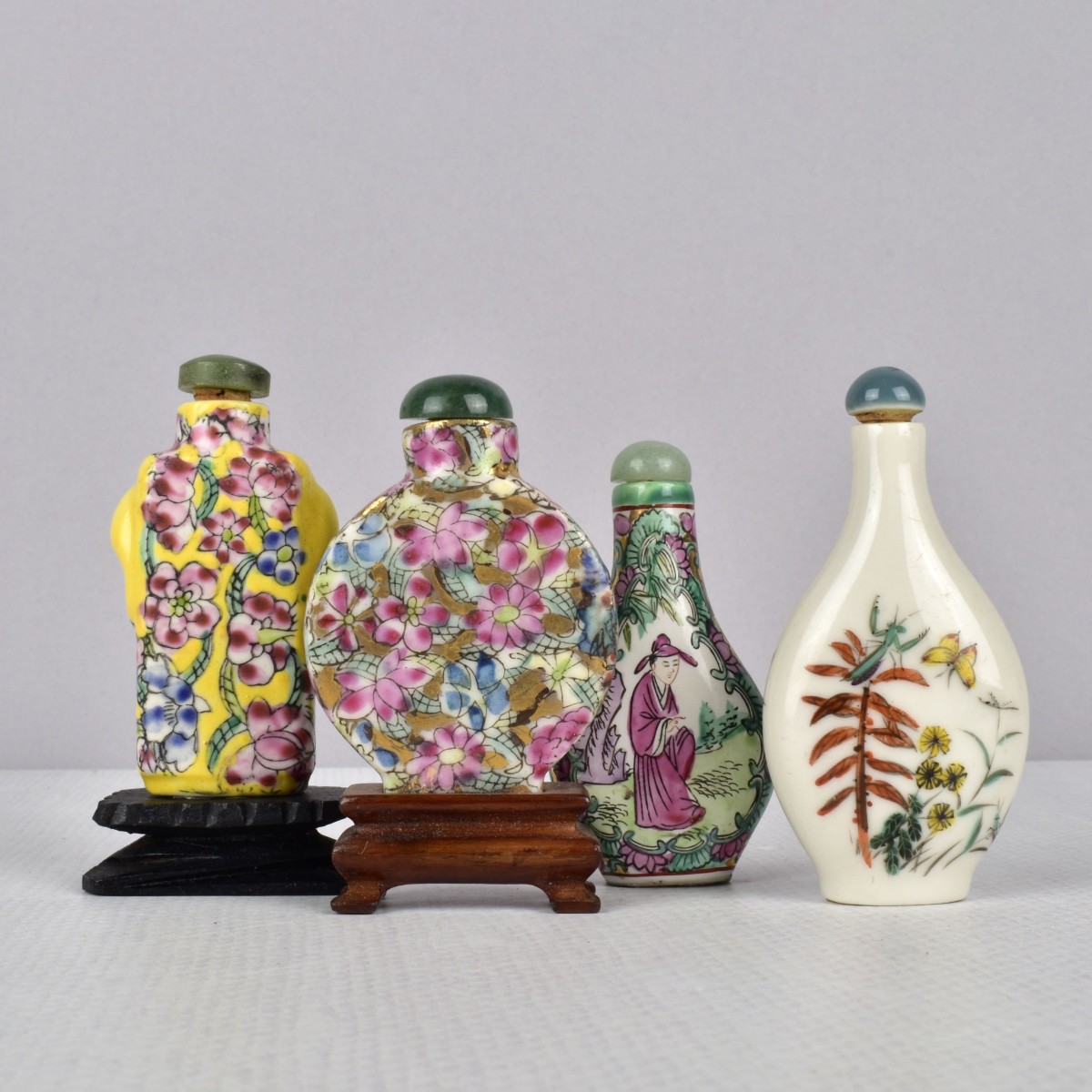 Collection of Snuff Bottles Flowers.