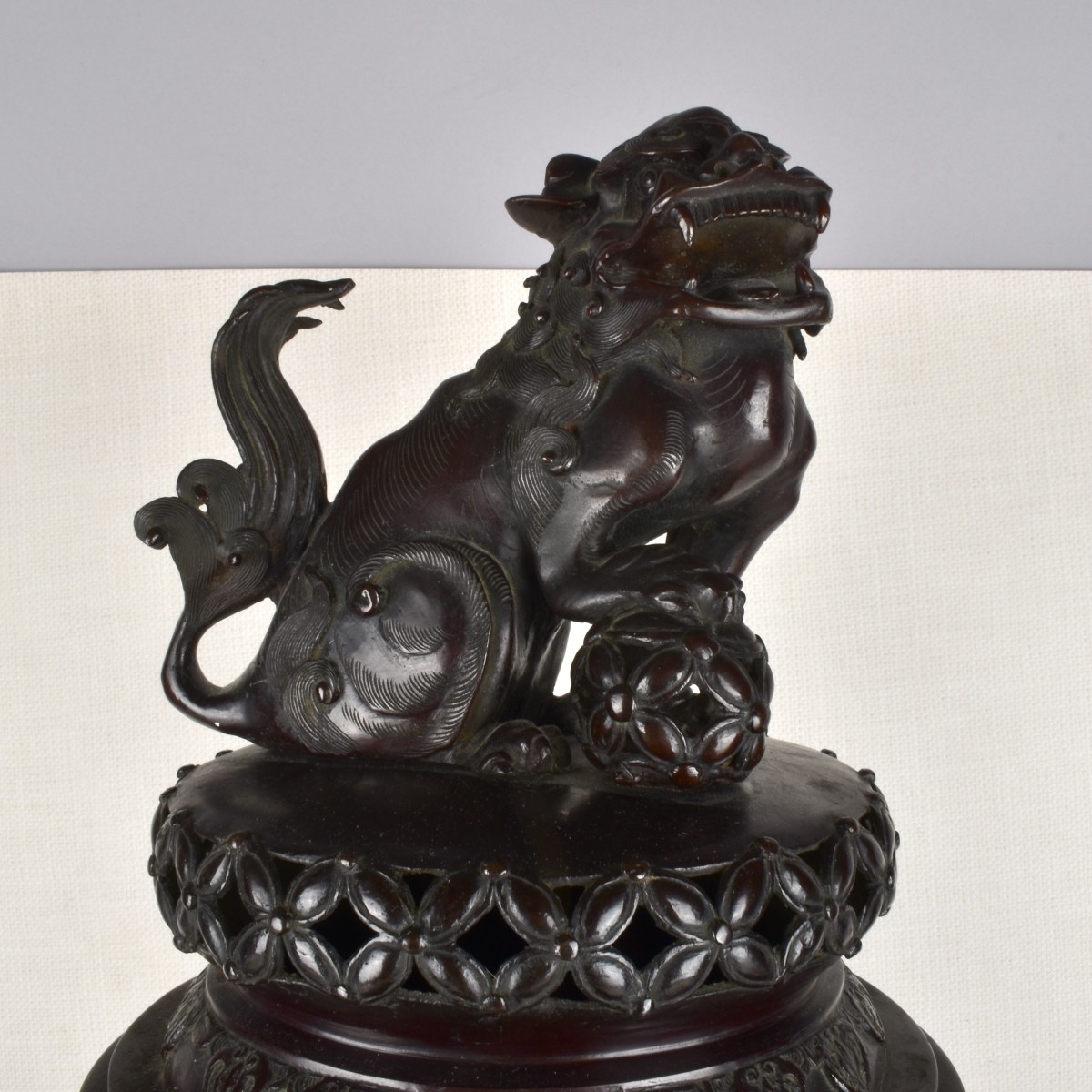 Lg Japanese Meiji Era Covered Bronze Urn