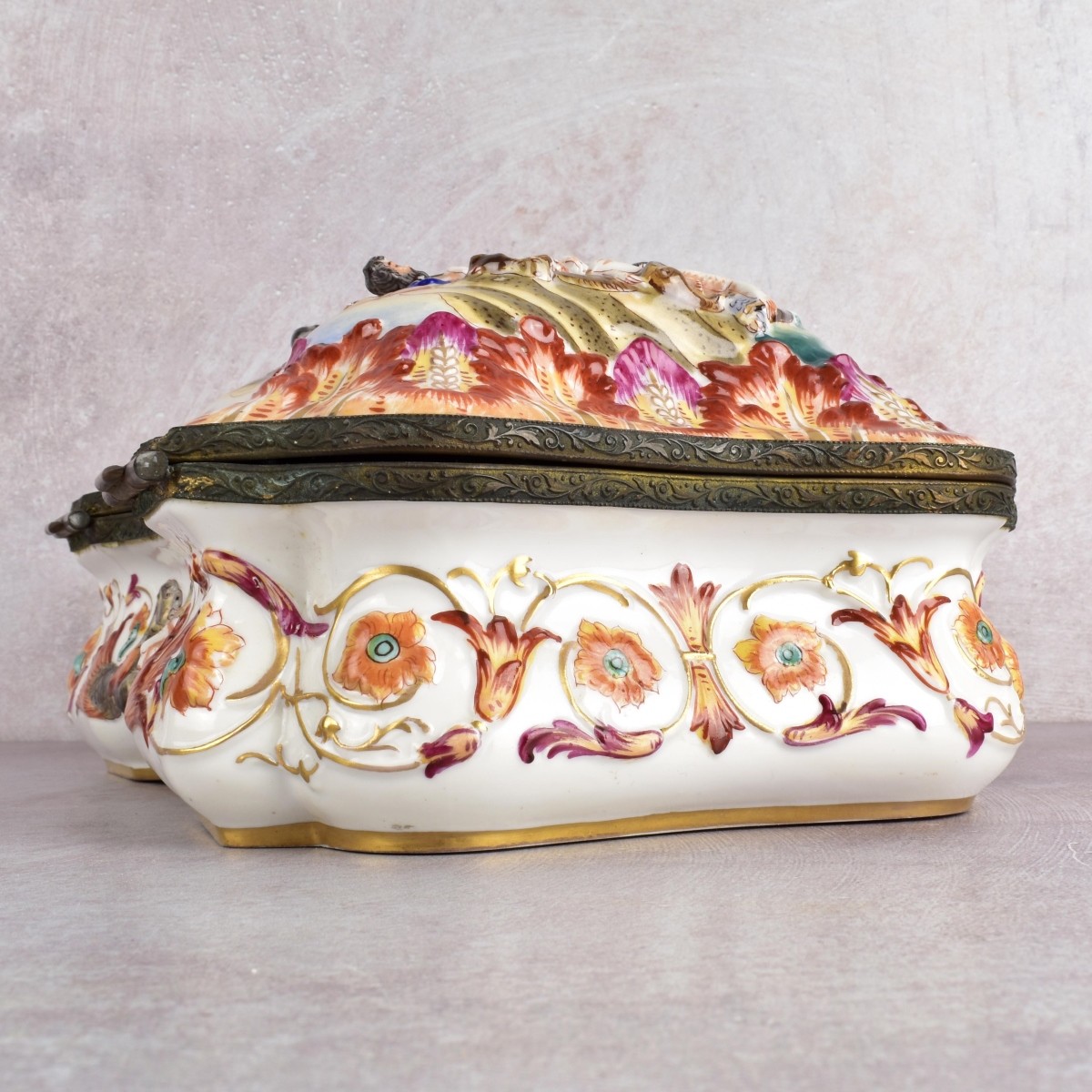 Ornate Scalloped Capodimonte Lidded Box