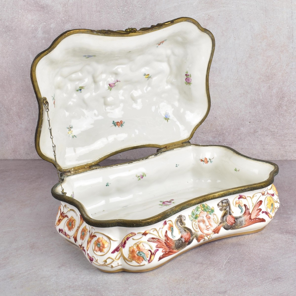 Ornate Scalloped Capodimonte Lidded Box