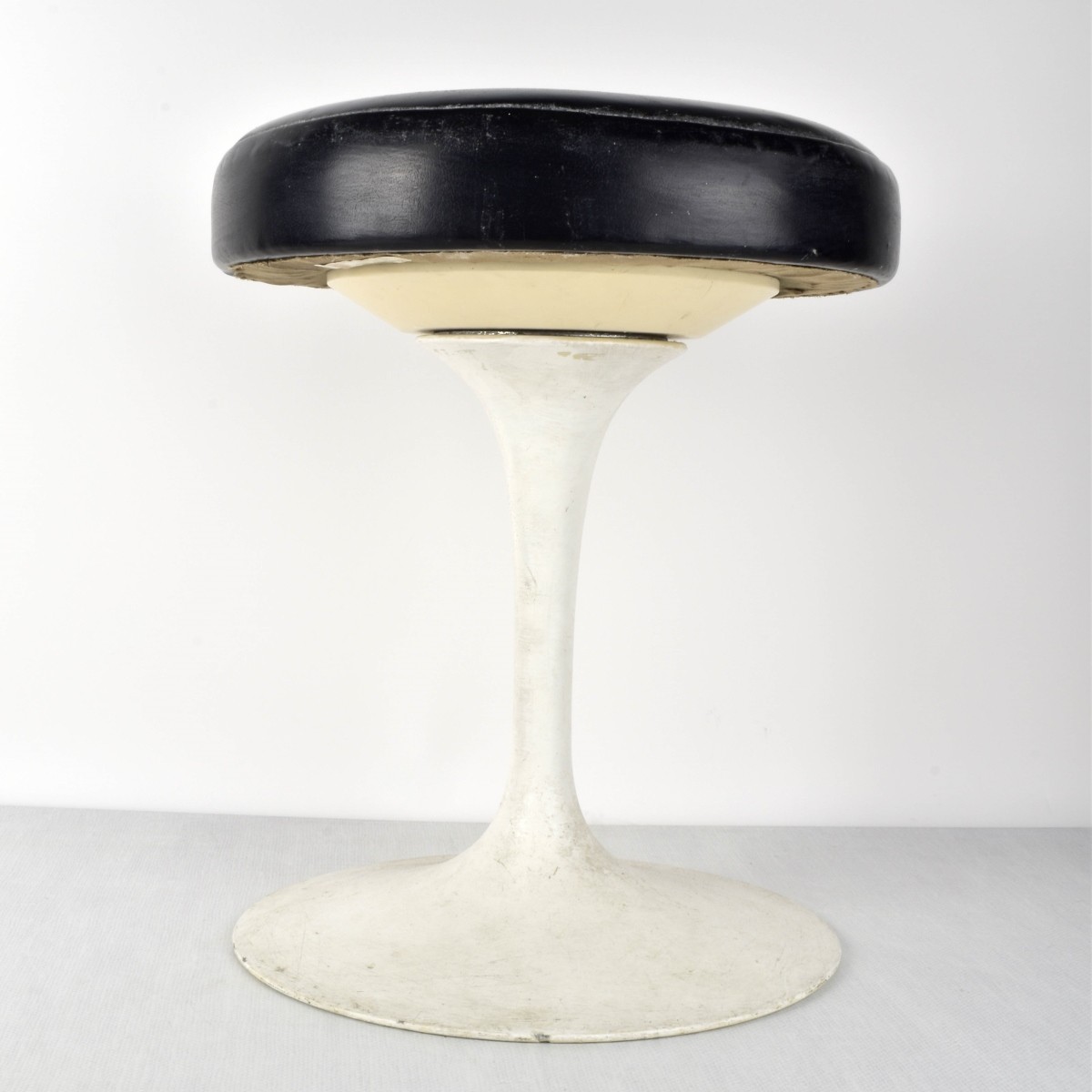 Knoll "Eero Saarine" Tulip Stool