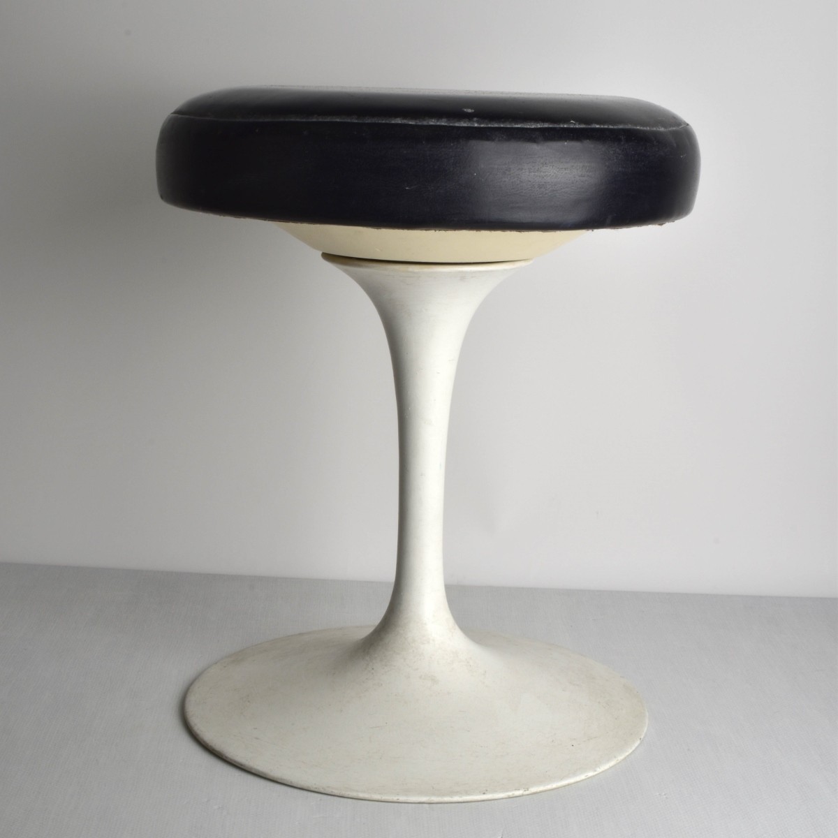 Knoll "Eero Saarine" Tulip Stool