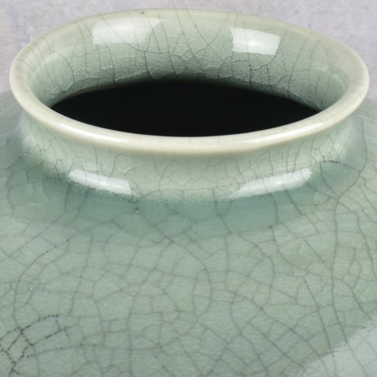 Chinese Celadon Crackle Glaze Vase
