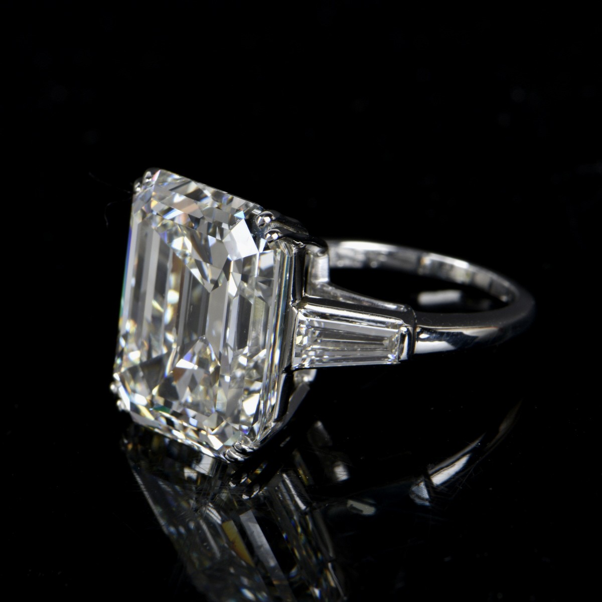 Magnificent Graff / GIA 21.99ct Diamond Ring