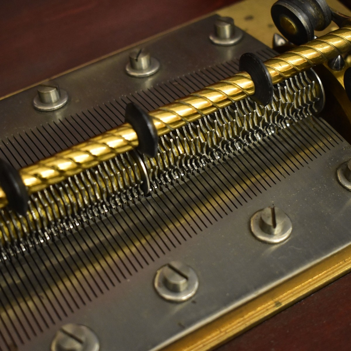 Regina 15 1/2" Metal Disk Music Box