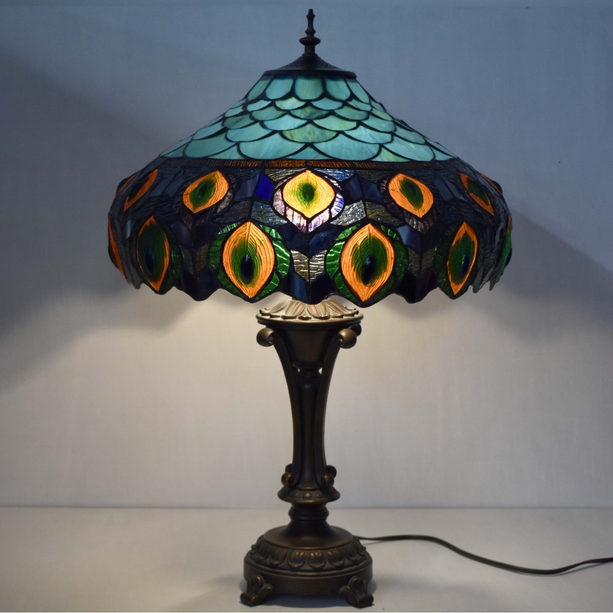 Tiffany-style Stained Glass Lamp