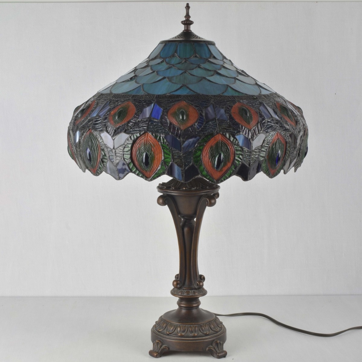 Tiffany-style Stained Glass Lamp