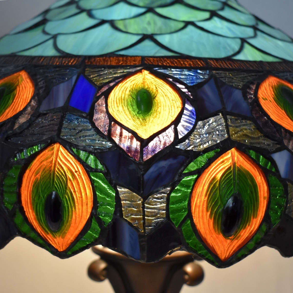 Tiffany-style Stained Glass Lamp
