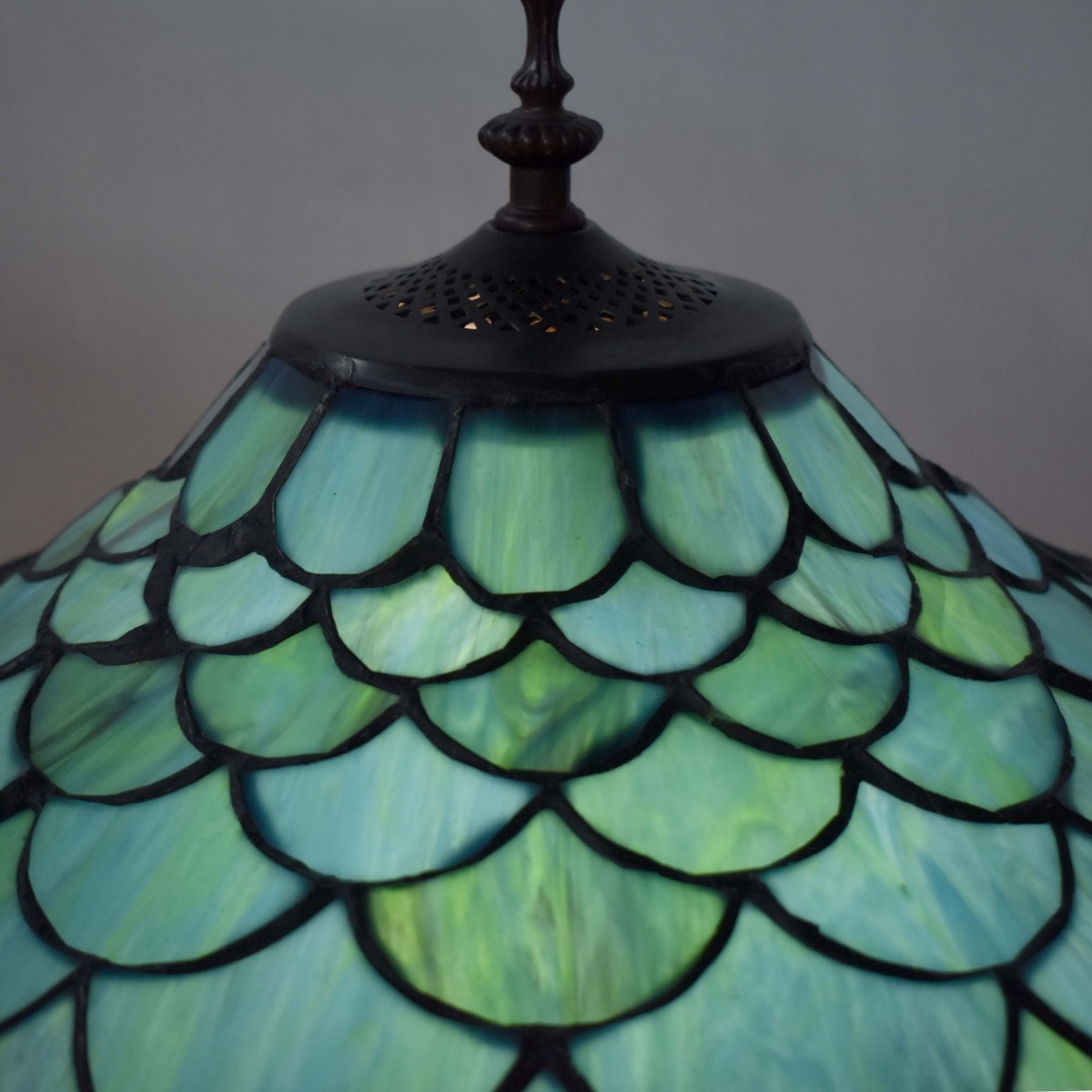 Tiffany-style Stained Glass Lamp