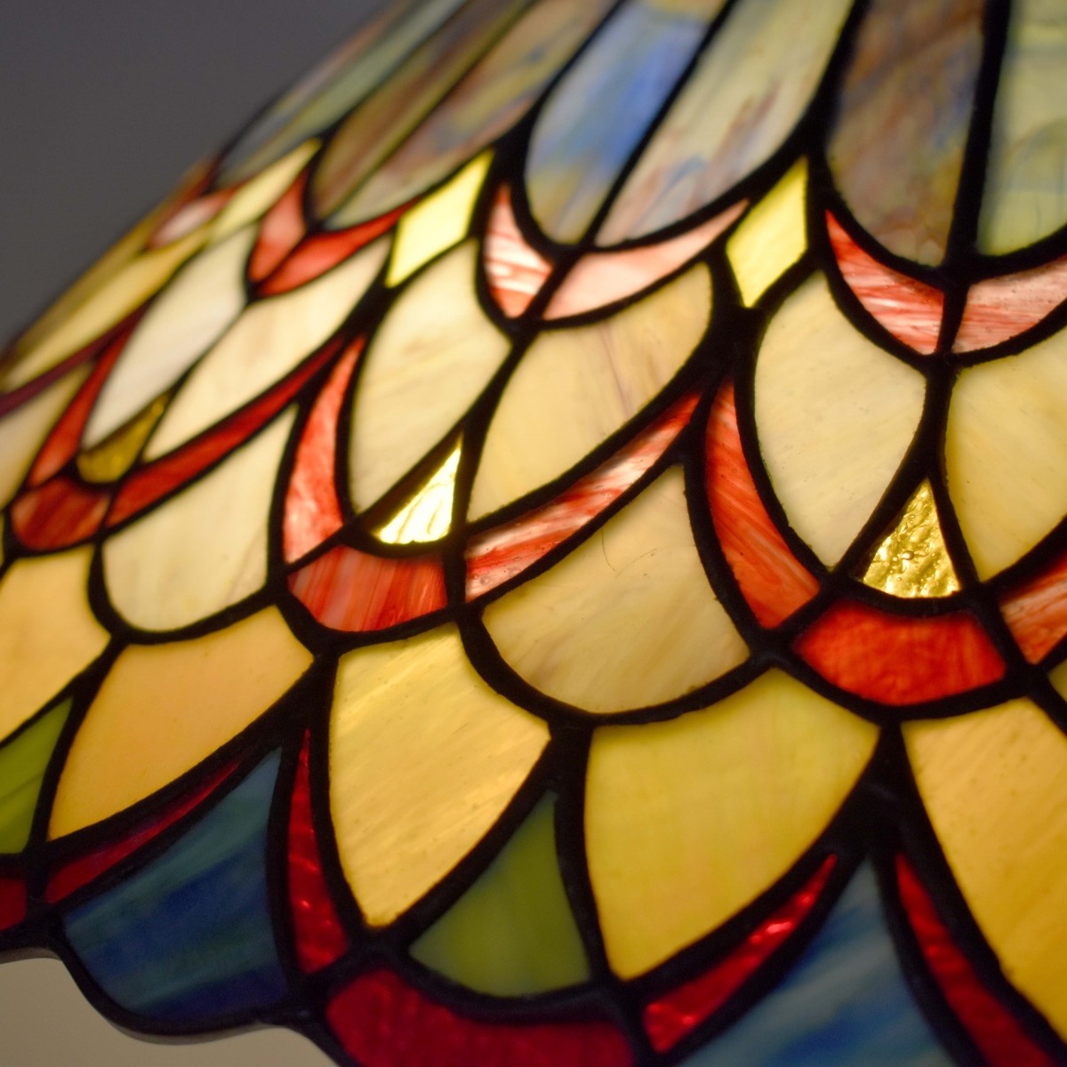 Tiffany-style Stained Glass Lamp