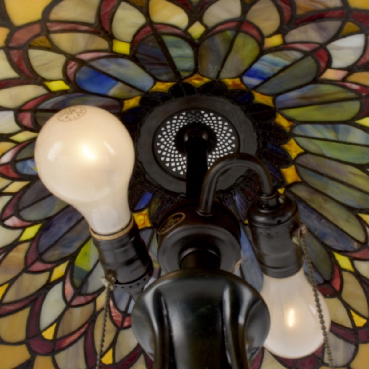Tiffany-style Stained Glass Lamp