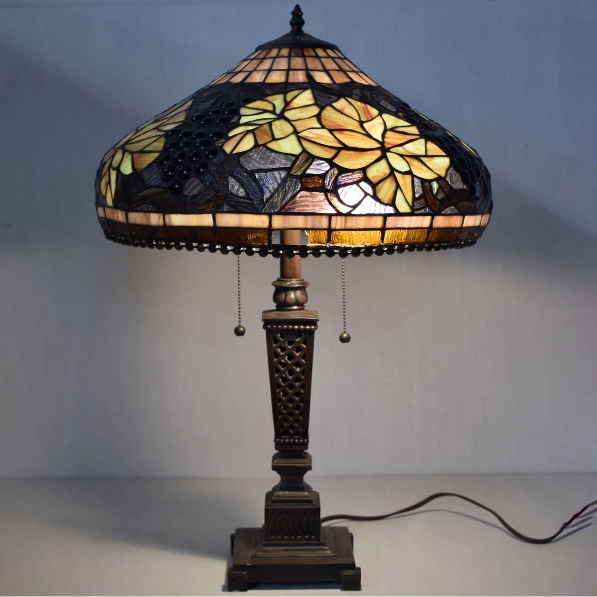 Tiffany-style Stained Glass Lamp