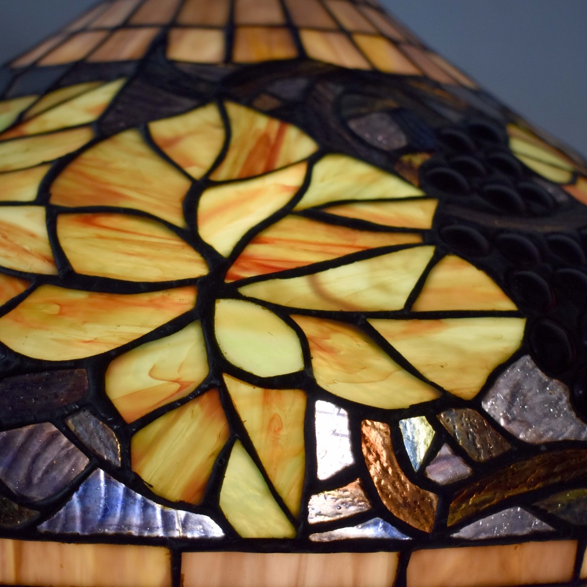 Tiffany-style Stained Glass Lamp