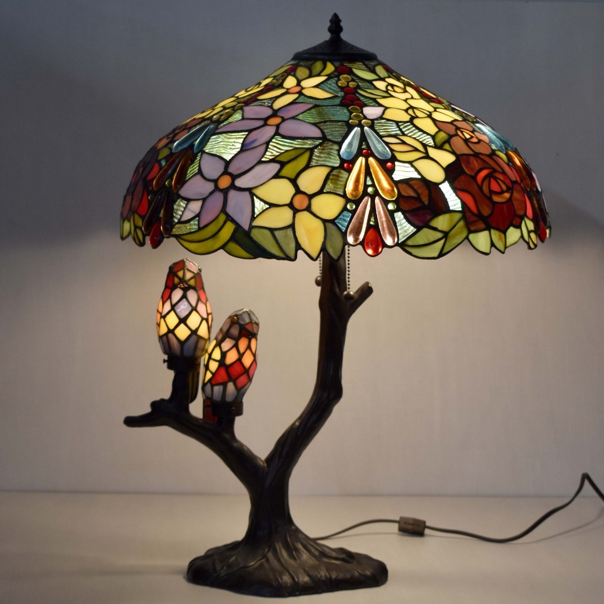 Tiffany-style Stained Glass Lamp